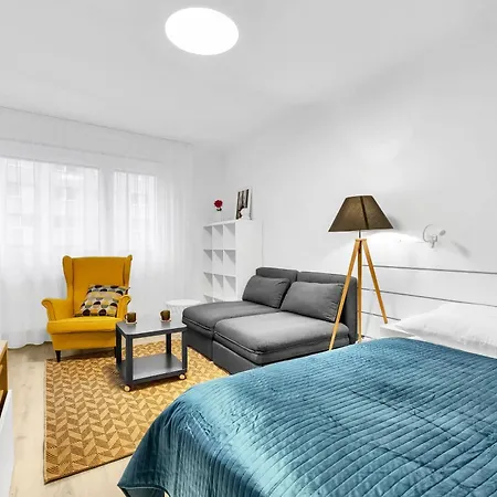 Sunny Yellow Vibes - Balcony & Prime Location Bratislava