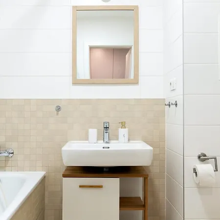 Sunny Yellow Vibes - Balcony & Prime Location * ブラチスラヴァ