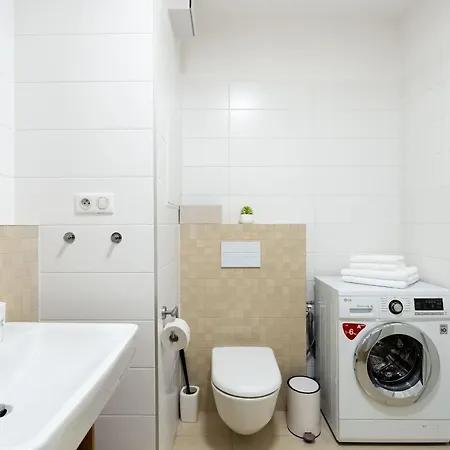 Sunny Yellow Vibes - Balcony & Prime Location ブラチスラヴァ