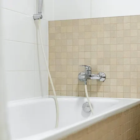 Sunny Yellow Vibes - Balcony & Prime Location