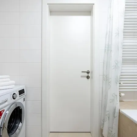 Sunny Yellow Vibes - Balcony & Prime Location Apartment Bratislava