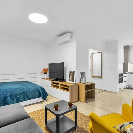 Sunny Yellow Vibes - Balcony & Prime Location