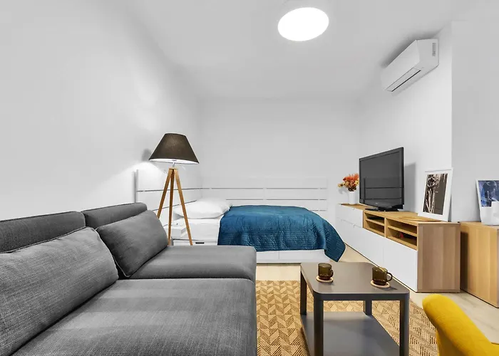 Sunny Yellow Vibes - Balcony & Prime Location Apartment Bratislava