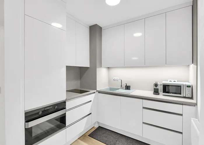 Sunny Yellow Vibes - Balcony & Prime Location Апартаменты *