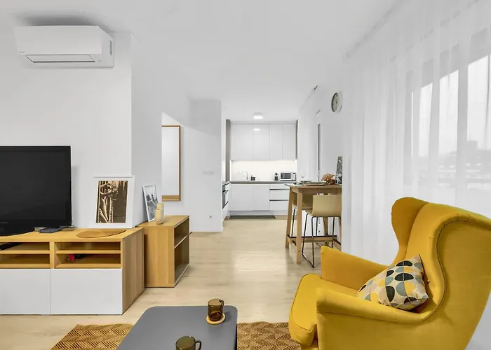 Апартаменты Sunny Yellow Vibes - Balcony & Prime Location Братислава