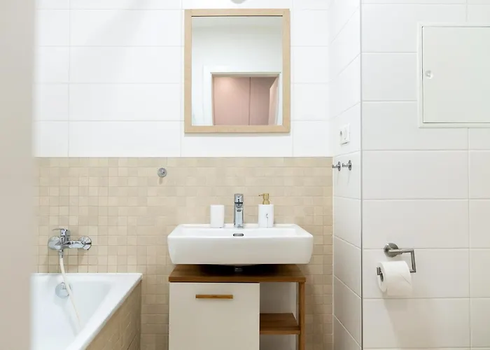 Sunny Yellow Vibes - Balcony & Prime Location * ブラチスラヴァ