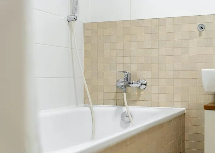 Sunny Yellow Vibes - Balcony & Prime Location