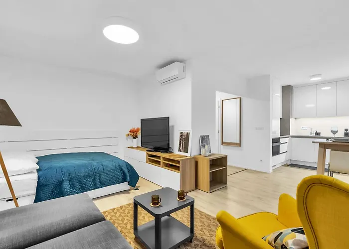 Sunny Yellow Vibes - Balcony & Prime Location