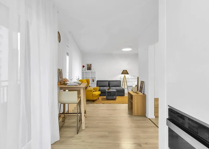 Sunny Yellow Vibes - Balcony & Prime Location Bratislava