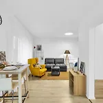 Sunny Yellow Vibes - Balcony & Prime Location * ברטיסלאבה