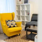 דירה Sunny Yellow Vibes - Balcony & Prime Location ברטיסלאבה