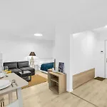Sunny Yellow Vibes - Balcony & Prime Location דירה