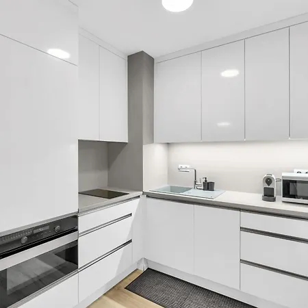 Sunny Yellow Vibes - Balcony & Prime Location Appartamento *