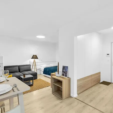 Sunny Yellow Vibes - Balcony & Prime Location Appartement