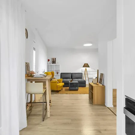 Sunny Yellow Vibes - Balcony & Prime Location Bratislava