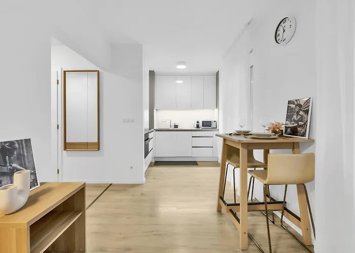 Sunny Yellow Vibes - Balcony & Prime Location