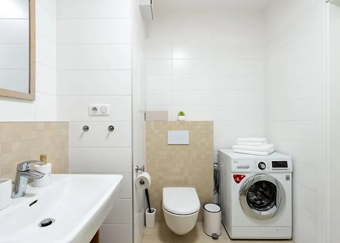 Sunny Yellow Vibes - Balcony & Prime Location Bratislava