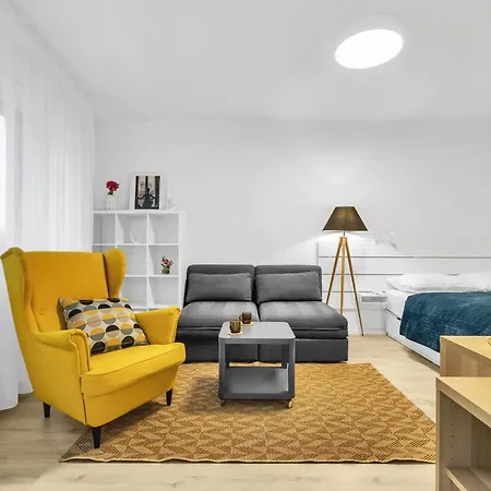 Sunny Yellow Vibes - Balcony & Prime Location Апартаменты Братислава