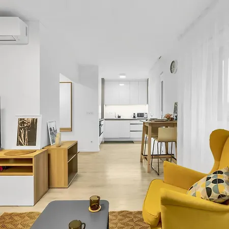 Апартаменты Sunny Yellow Vibes - Balcony & Prime Location Братислава